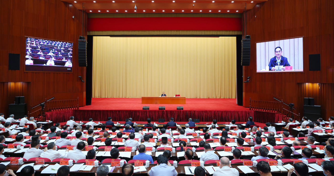 (审定) DPCL2965-1----2023年6月20日,省委书记、省委学习贯彻习近平新时代中国特色社会主义思想主题教育领导小组组长徐麟围绕“牢固树立和践行正确政绩观、推动贵州高质量发展实现新跨越”,为全省党员干部讲专题党课。贵州日报天眼新闻记者 杜朋城 摄影.jpg