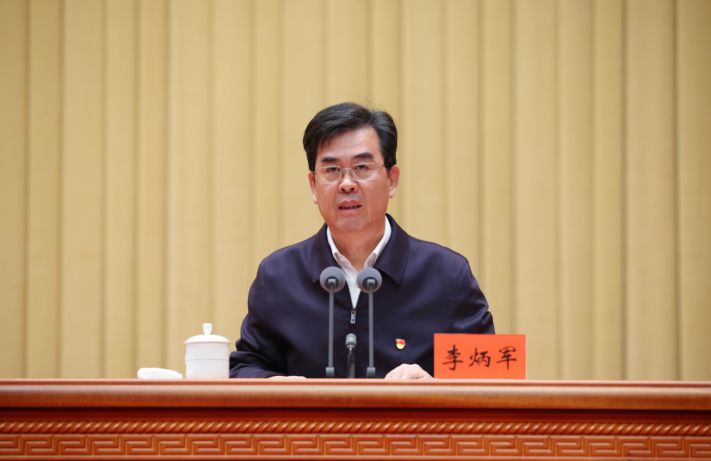 (审定) DPCL2678-1----2023年6月20日,省委书记、省委学习贯彻习近平新时代中国特色社会主义思想主题教育领导小组组长徐麟围绕“牢固树立和践行正确政绩观、推动贵州高质量发展实现新跨越”,为全省党员干部讲专题党课。省委副书记、省长李炳军主持会议。贵州日报天眼新闻记者 杜朋城 摄影.jpg