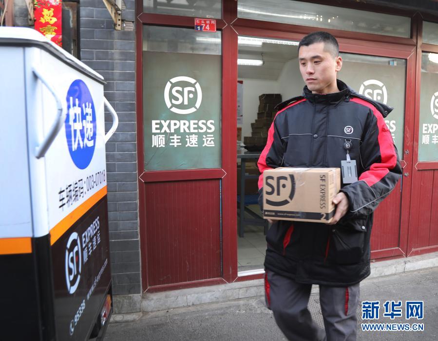 顺丰北京石头胡同营业站“快递小哥”刘阔在整理包裹(2019年2月1日摄)。新华社记者李德欣摄