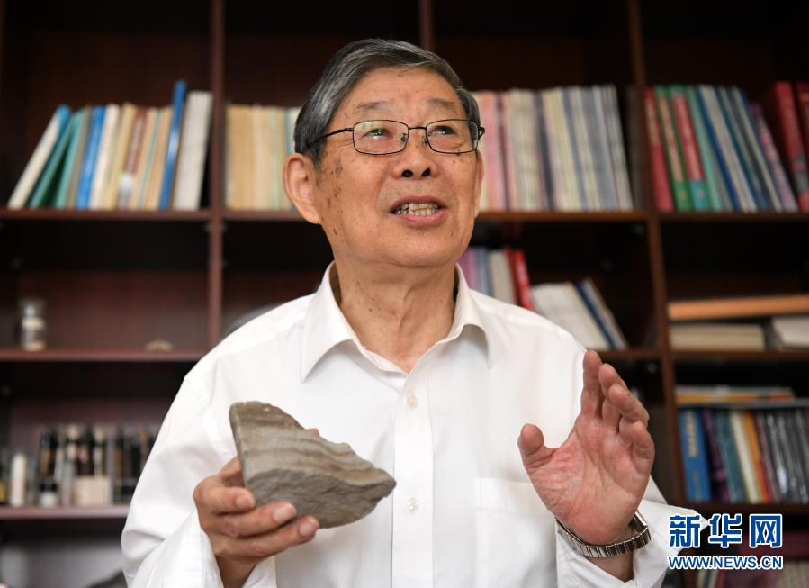 大庆“新铁人”王启民手拿含油岩石样本介绍情况(2019年6月28日摄)。新华社发