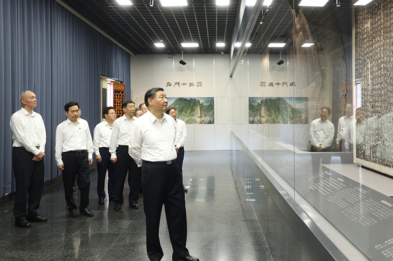 7月29日,中共中央总书记、国家主席、中央军委主席习近平在四川考察结束返京途中,来到陕西省汉中市考察。这是习近平参观汉中市博物馆有关历史文物展陈。