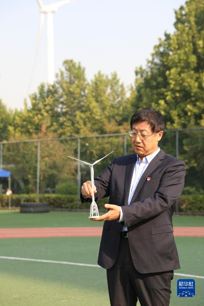 武钢在位于北京经济技术开发区的金风科技智慧园区内展示风机模型(2022年9月20日摄)。