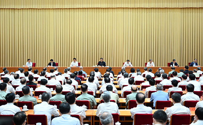 7月26日至27日,省部级主要领导干部“学习习近平总书记重要讲话精神,迎接党的二十大”专题研讨班在京举行。中共中央总书记、国家主席、中央军委主席习近平在开班式上发表重要讲话。李克强、栗战书、汪洋、王沪宁、赵乐际、韩正、王岐山出席开班式。新华社记者 谢环驰 摄