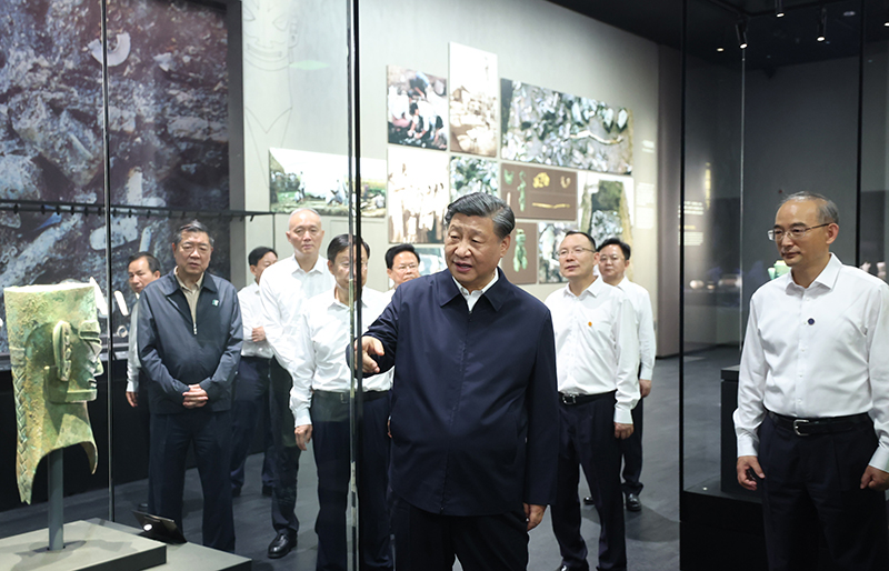 7月25日至27日,中共中央总书记、国家主席、中央军委主席习近平在四川考察。这是26日下午,习近平在位于德阳市广汉市的三星堆博物馆新馆参观。
