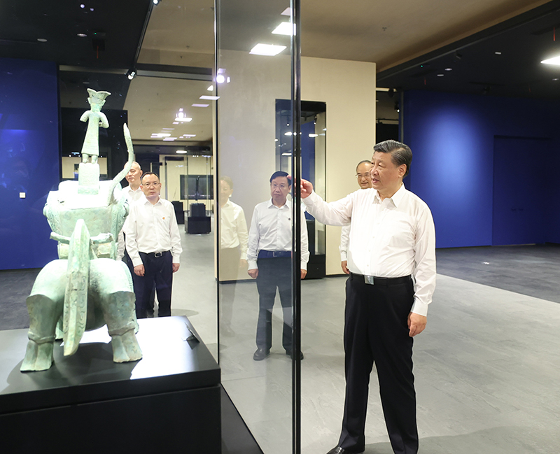 7月25日至27日,中共中央总书记、国家主席、中央军委主席习近平在四川考察。这是26日下午,习近平在位于德阳市广汉市的三星堆博物馆新馆参观。
