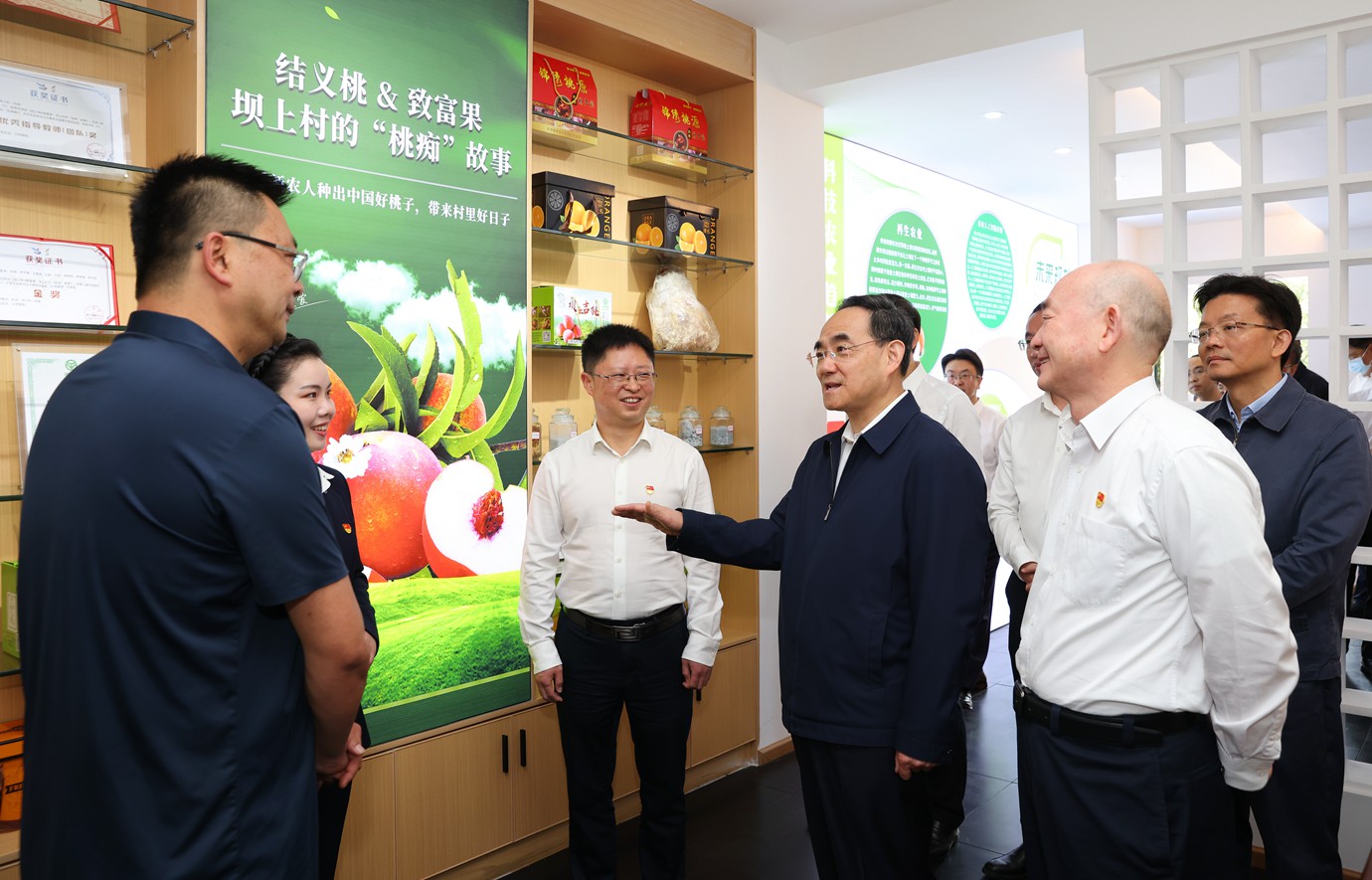 (审定)BK3A4101-1 - -----2023年5月4日,省委书记、省人大常委会主任徐麟到贵安新区调研青年工作并与青年代表座谈,向全省广大青年致以节日的祝贺。图为徐麟在贵财博士农场与创业团队深入交流。贵州日报天眼新闻记者 杜朋城 摄影.JPG