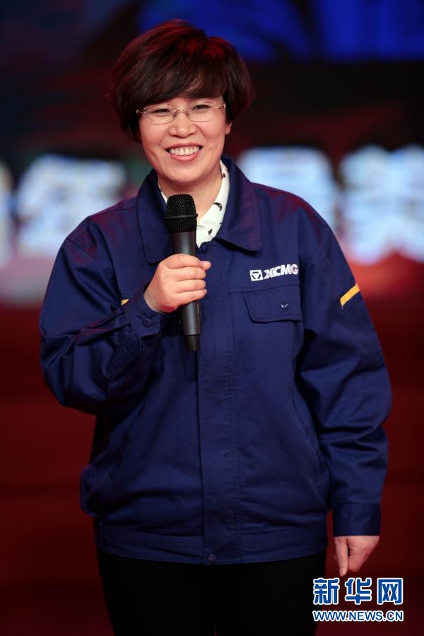 徐工集团高级工程师孙丽在“最美职工”发布仪式上(2018年4月25日摄)。新华社记者才扬摄