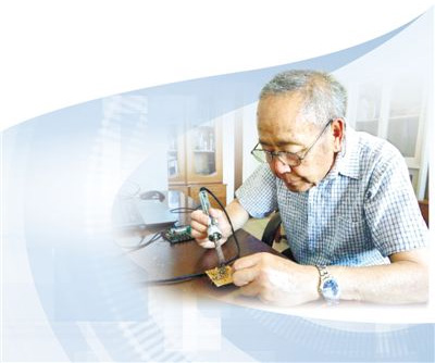 沙国河正在制作科普实验装置。大连化物所供图
