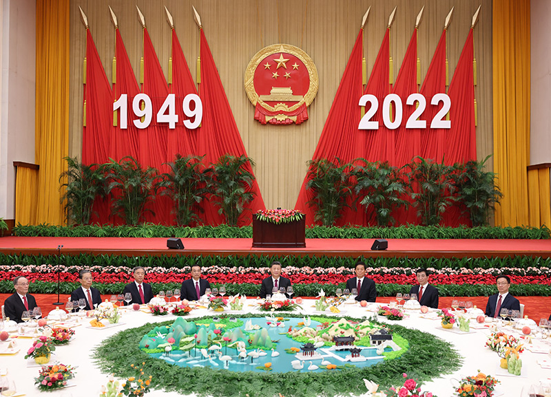 9月30日晚,国务院在北京人民大会堂举行国庆招待会,热烈庆祝中华人民共和国成立七十三周年。习近平、李克强、栗战书、汪洋、王沪宁、赵乐际、韩正、王岐山等党和国家领导人与中外人士欢聚一堂,共庆共和国华诞。新华社记者 黄敬文 摄