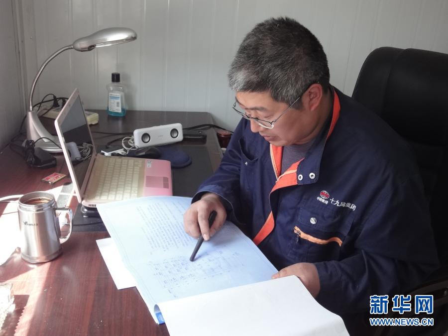 中铁十九局三公司兰渝铁路项目部三工区总工程师李绍杰在研究兰渝铁路胡麻岭隧道施工方案(资料照片)。新华社发(张振宇摄)