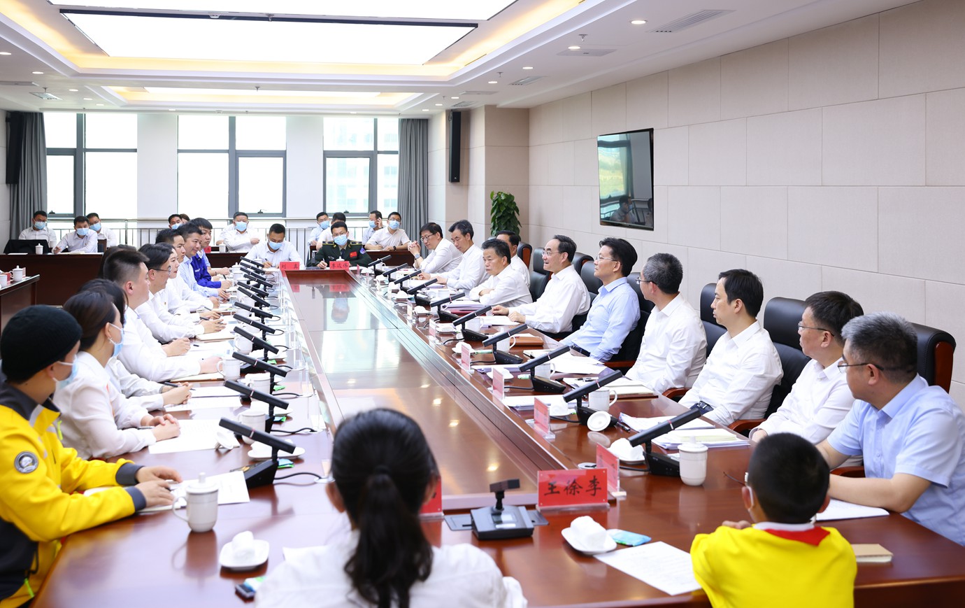 (审定)BK3A4926-1 - -----2023年5月4日,省委书记、省人大常委会主任徐麟到贵安新区调研青年工作并与青年代表座谈,向全省广大青年致以节日的祝贺。图为青年代表主题座谈会现场。贵州日报天眼新闻记者 杜朋城 摄影.JPG